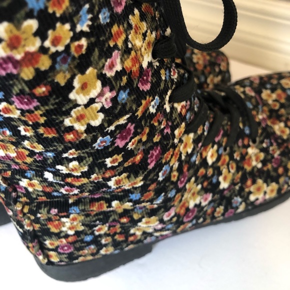 Women’s Floral Mid-Calf Boots - Picture 4 of 4